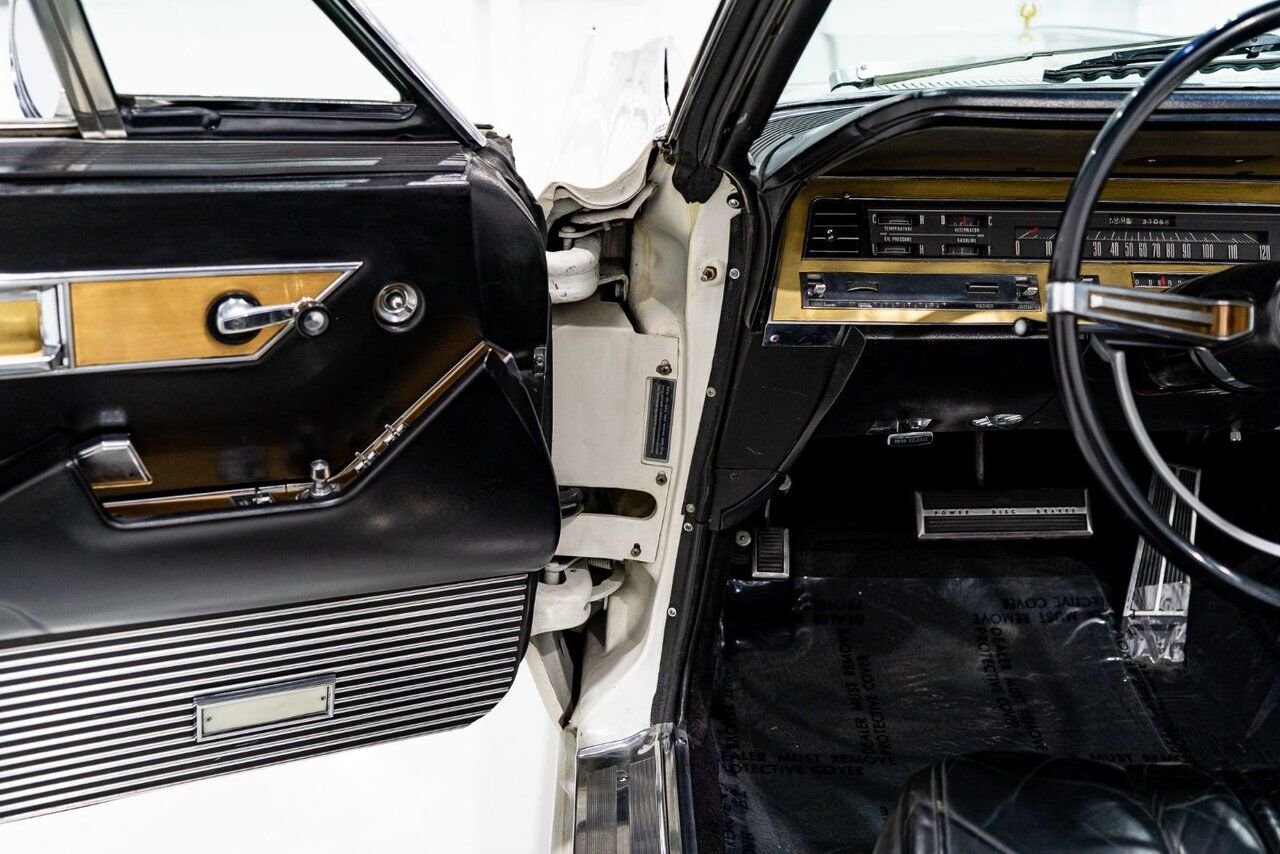 Chrysler IMPERIAL Unrestored with only 31,056 original miles **PRICE IN USD** 1968 Blanc Montréal - photo #74