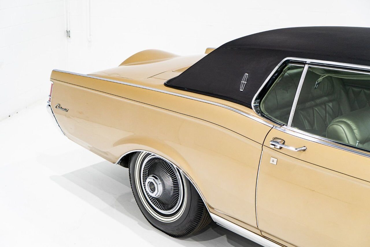 Lincoln Continental Only 687 miles from new. Unrestored example **PRICE IN USD** 1969 Or Montréal - photo #40