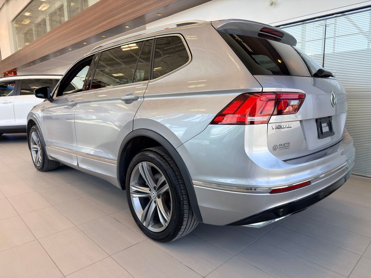 2021 Volkswagen Tiguan Silver Notre-Dame-des-Prairies - photo #1