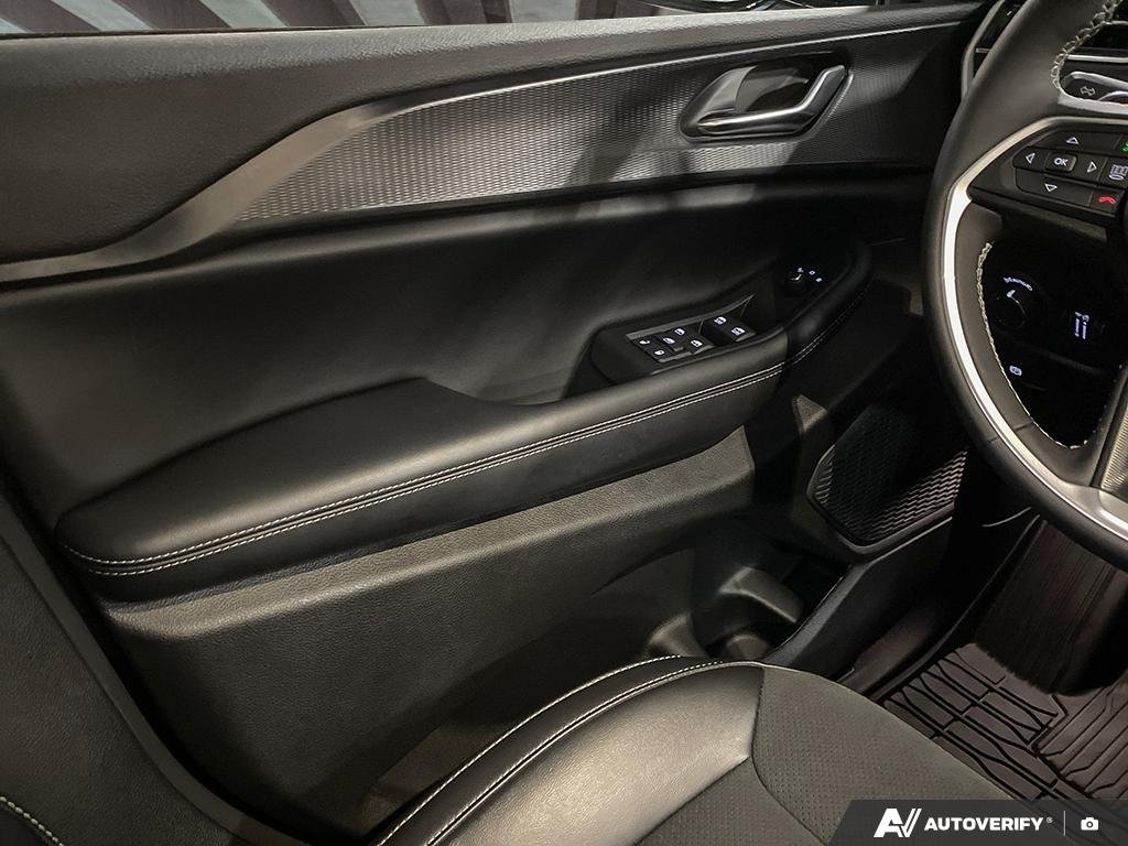 2025 Jeep Grand Cherokee L 2601863A | Altitude Black Edmonton - photo #15