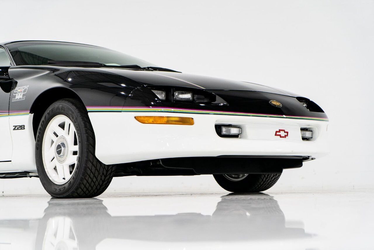 1993 Chevrolet CAMARO Z28 PRIX EN USD | Pace Car with only 957km (595mi) with original window sticker Black Montreal - photo #36