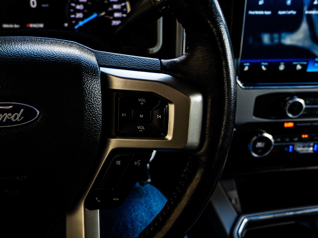 2022 Ford Super Duty F-350 SRW LARIAT 4WD Crew Cab 6.75' Box Black Sherwood Park - photo #22