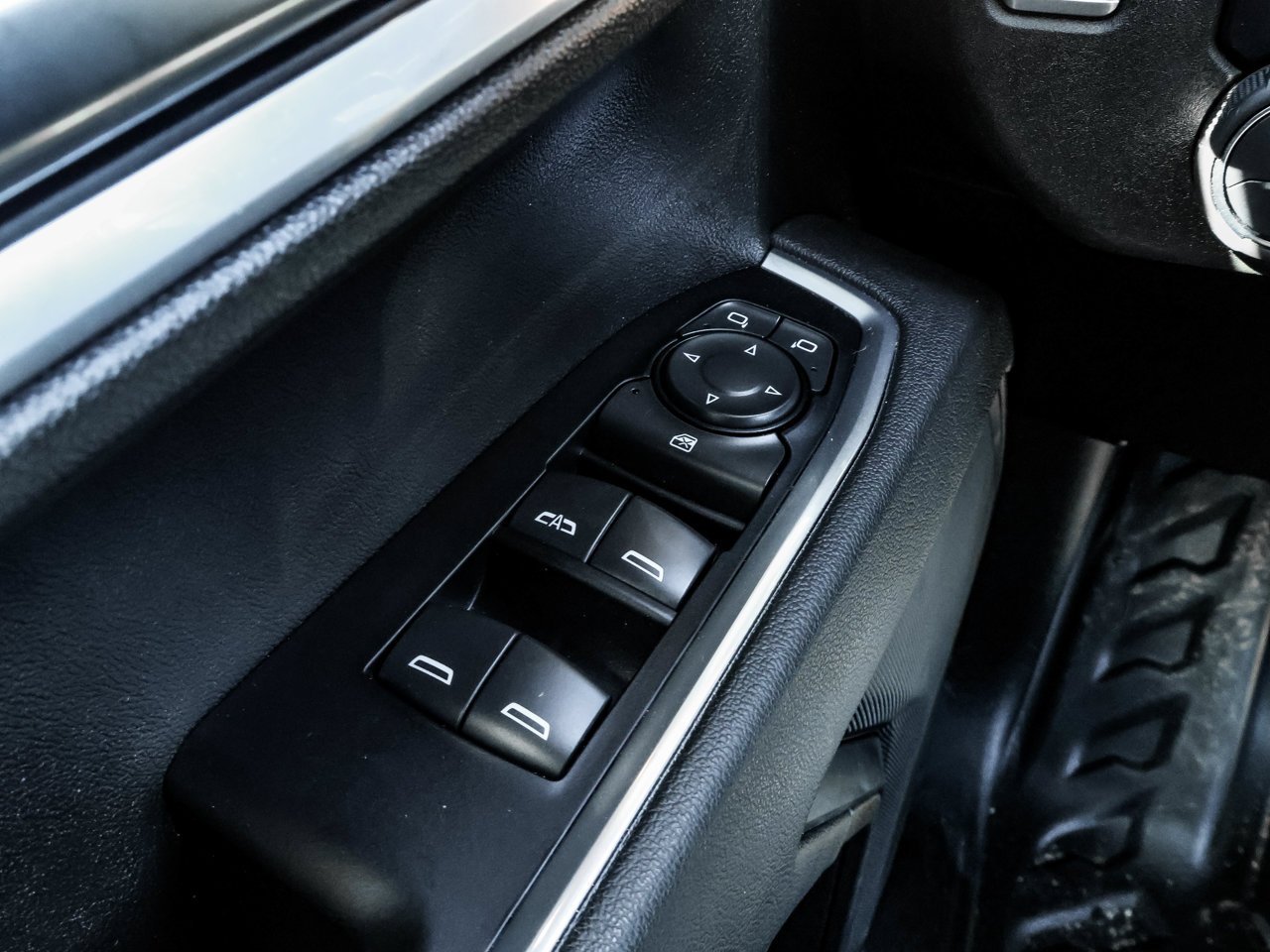 2025 Chevrolet Silverado 1500 4WD Crew Cab 147 LT White Sherwood Park - photo #18
