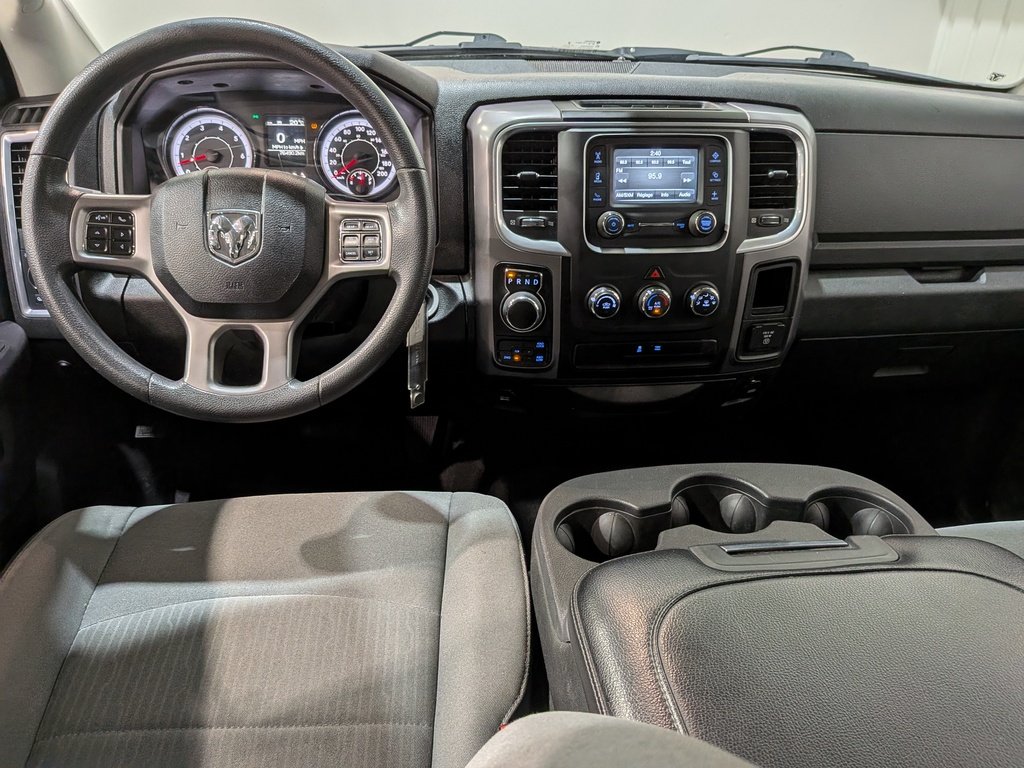 Ram 1500 Classic SLT 4x4 Crew Cab 5'7" Box 2023 Gris Val-David - photo #25