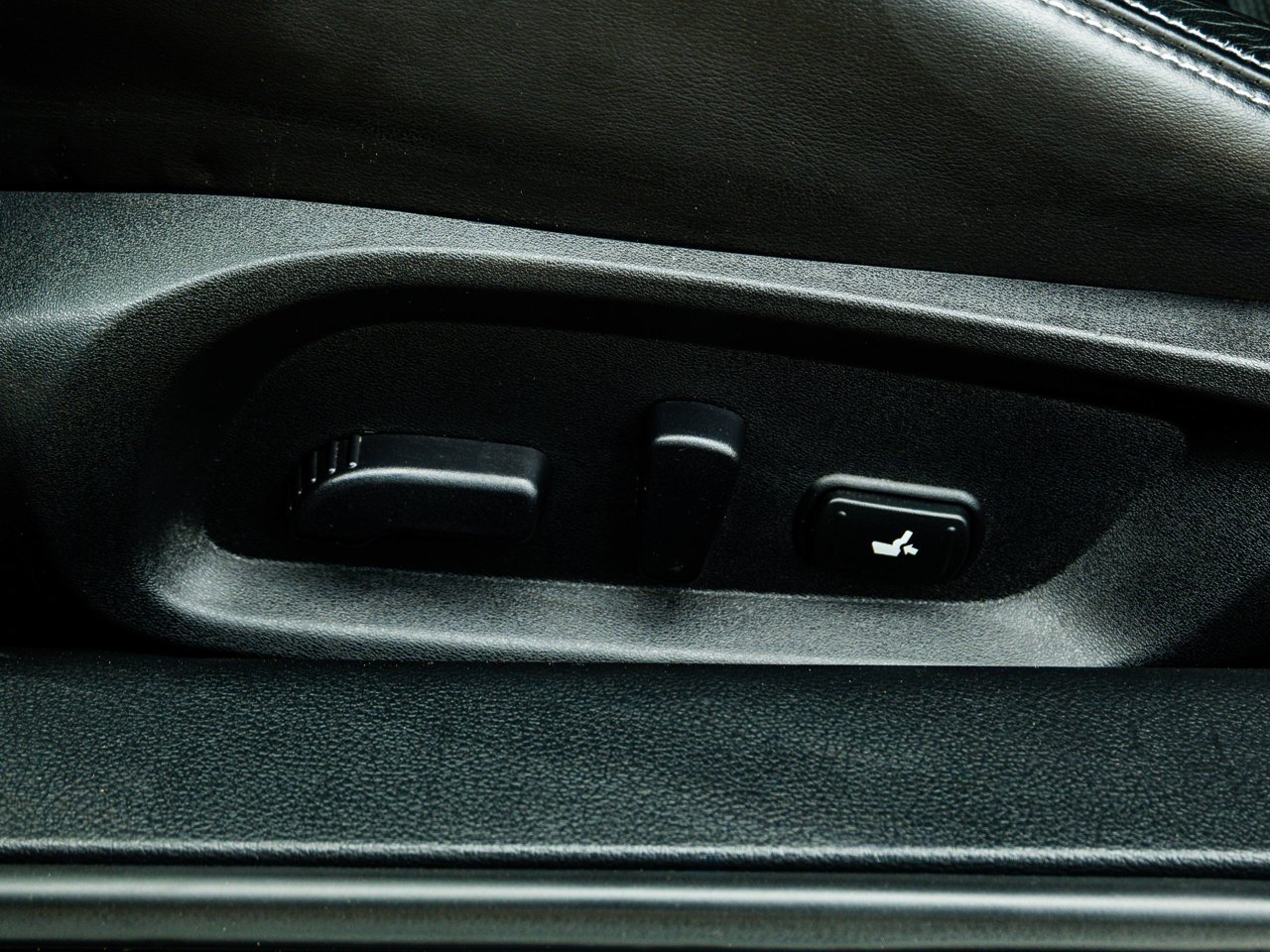 2017 INFINITI Q60 2dr Cpe 3.0t White Sherwood Park - photo #19