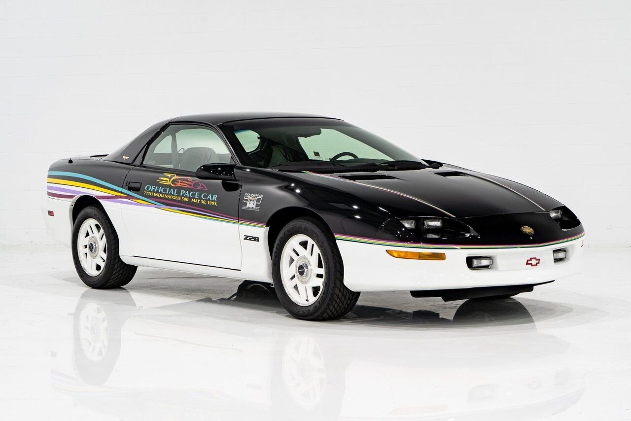 1993 Chevrolet CAMARO Z28 PRIX EN USD | Pace Car with only 957km (595mi) with original window sticker Black Montreal - photo #32