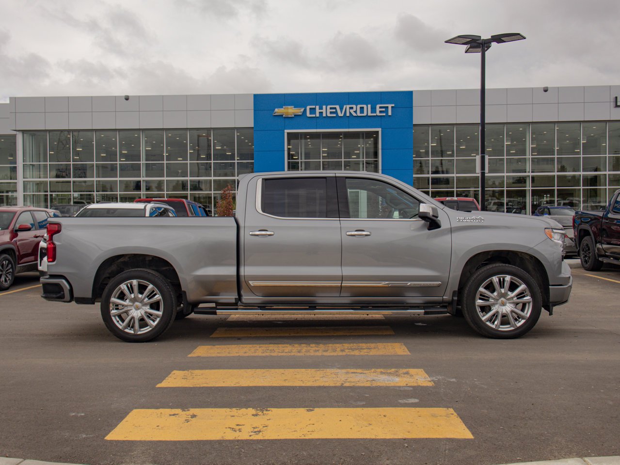 2024 Chevrolet Silverado 1500 4WD Crew Cab 157 High Country Grey Sherwood Park - photo #12