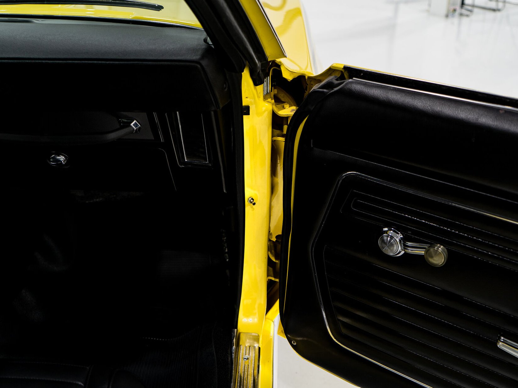 1969 Chevrolet Camaro SS **PRIX EN USD** With factory A/C Yellow Montreal - photo #61