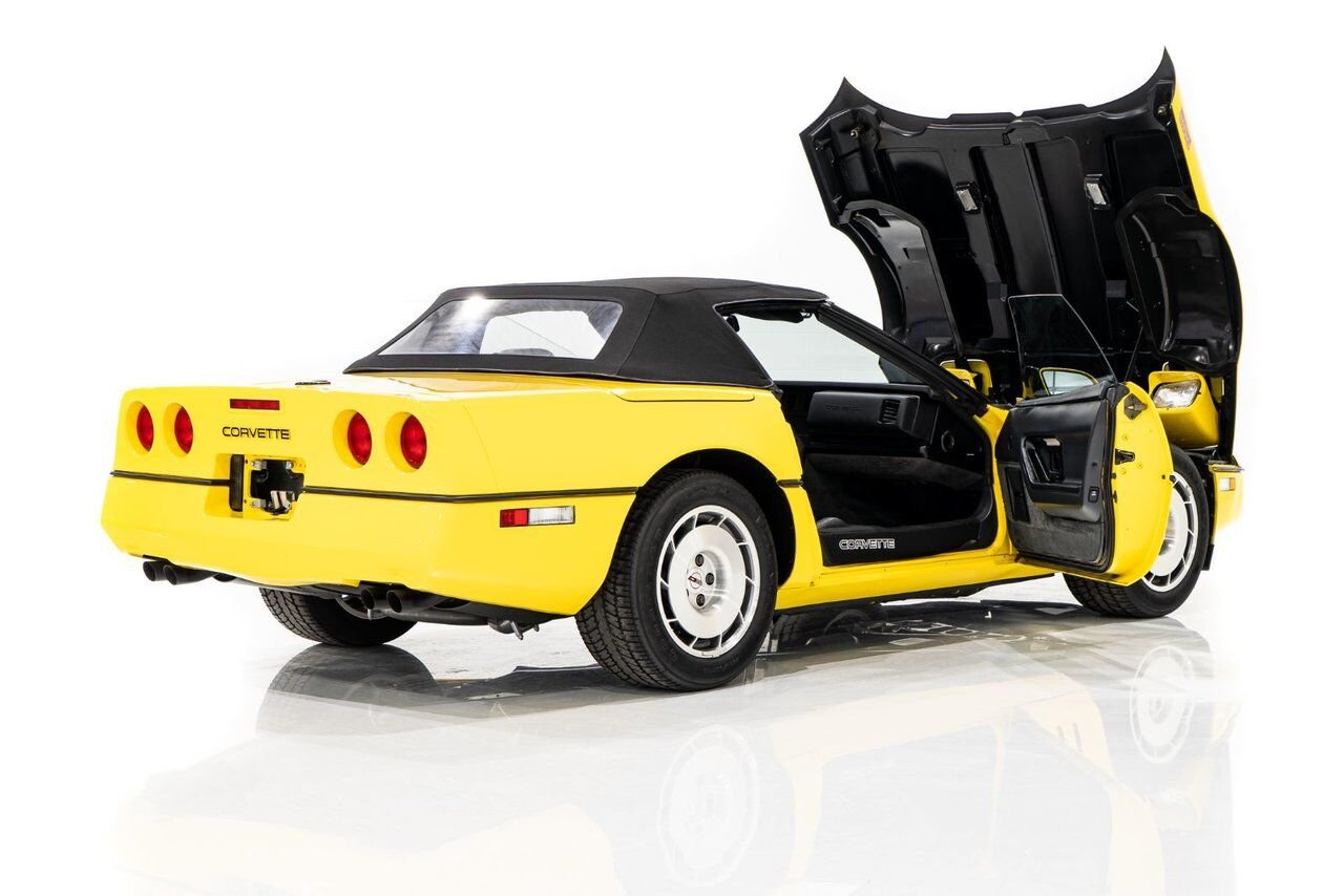 Chevrolet Corvette Pace Car livery with only 17,380km (10,800miles) 1986 Jaune Montréal - photo #33