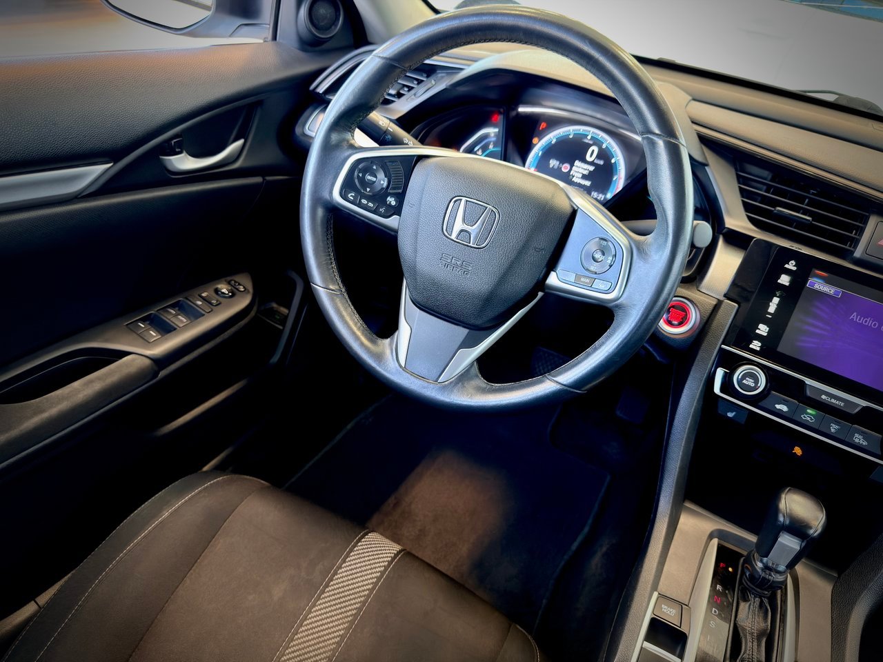 2018 Honda Civic Sedan White Notre-Dame-des-Prairies - photo #17