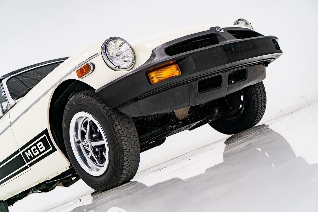 1979 MG B Beautifully presented from former complete restoration White Montreal - photo #40