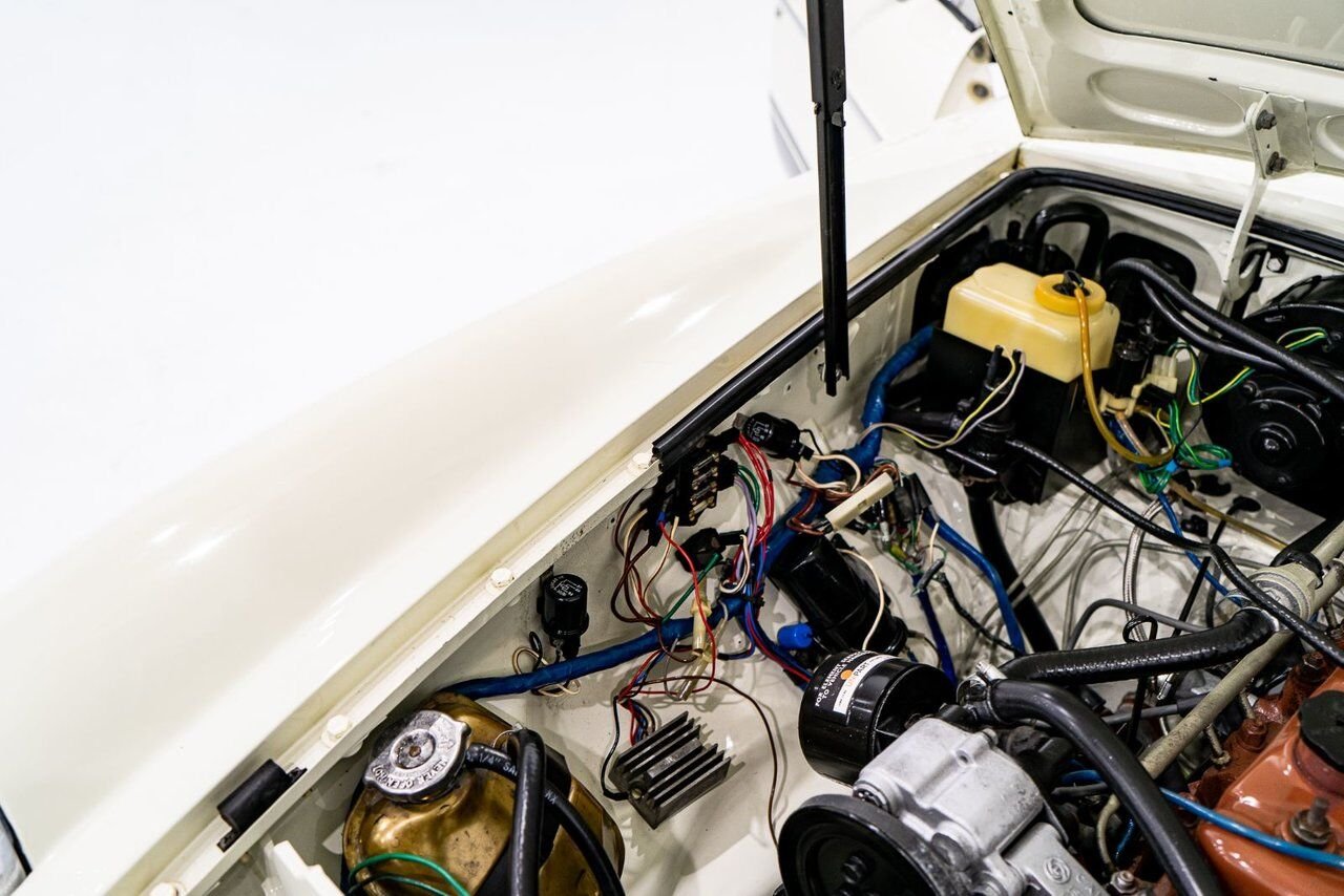 1979 MG B Beautifully presented from former complete restoration White Montreal - photo #17