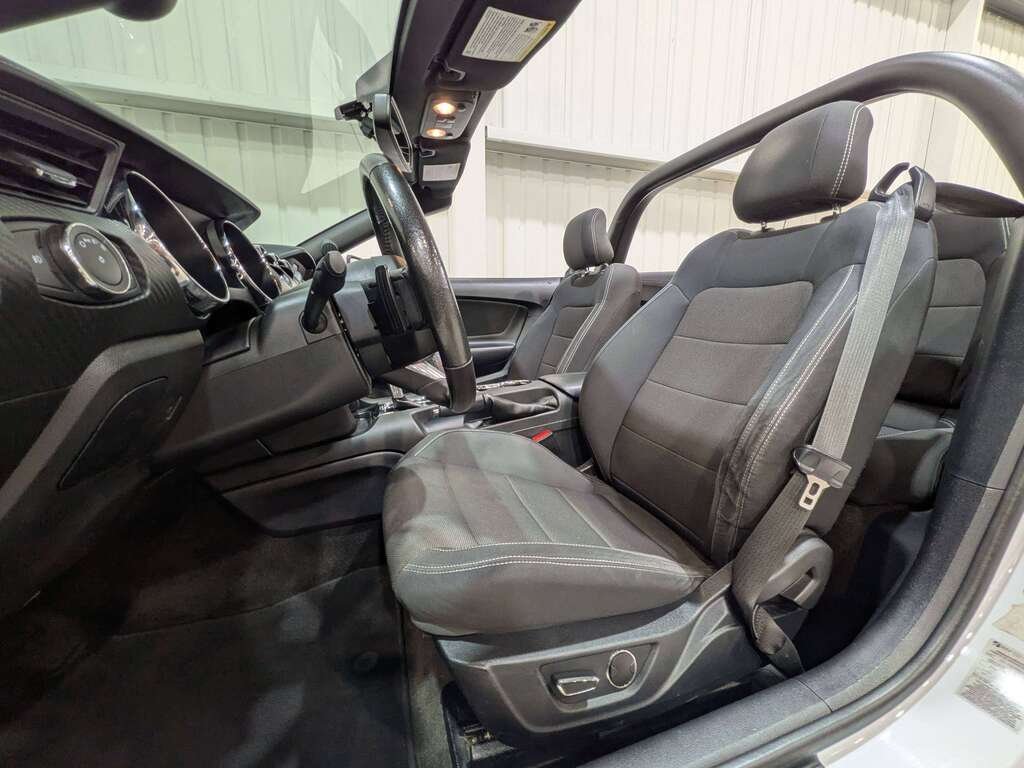 2015 Ford Mustang 2dr Conv V6 White Val-David - photo #1