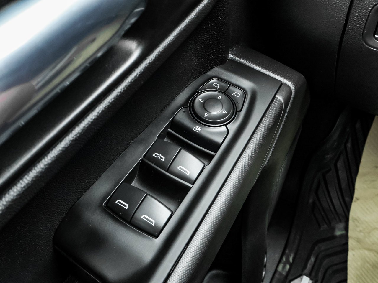 2025 Chevrolet Silverado 1500 4WD Crew Cab 147 Custom Trail Boss White Sherwood Park - photo #18