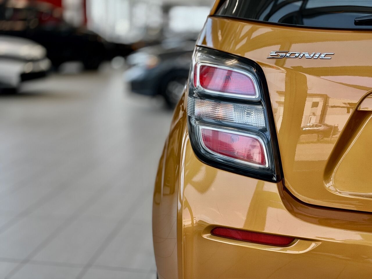 Chevrolet Sonic 2017 Orange Notre-Dame-des-Prairies - photo #10