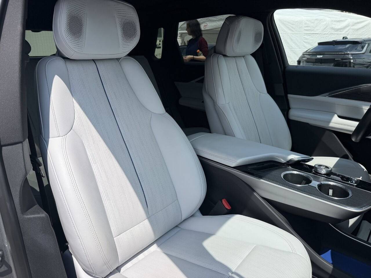 2024 Cadillac LYRIQ LUXURY AWD FINANCEMENT À PARTIR DE 0.99% Silver Laval - photo #21