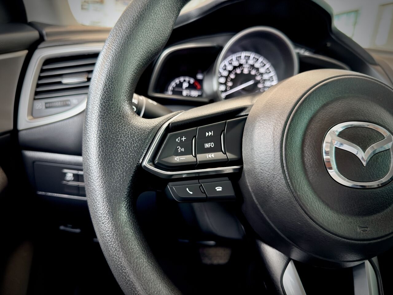 Mazda Mazda3 2018 Gris Notre-Dame-des-Prairies - photo #20