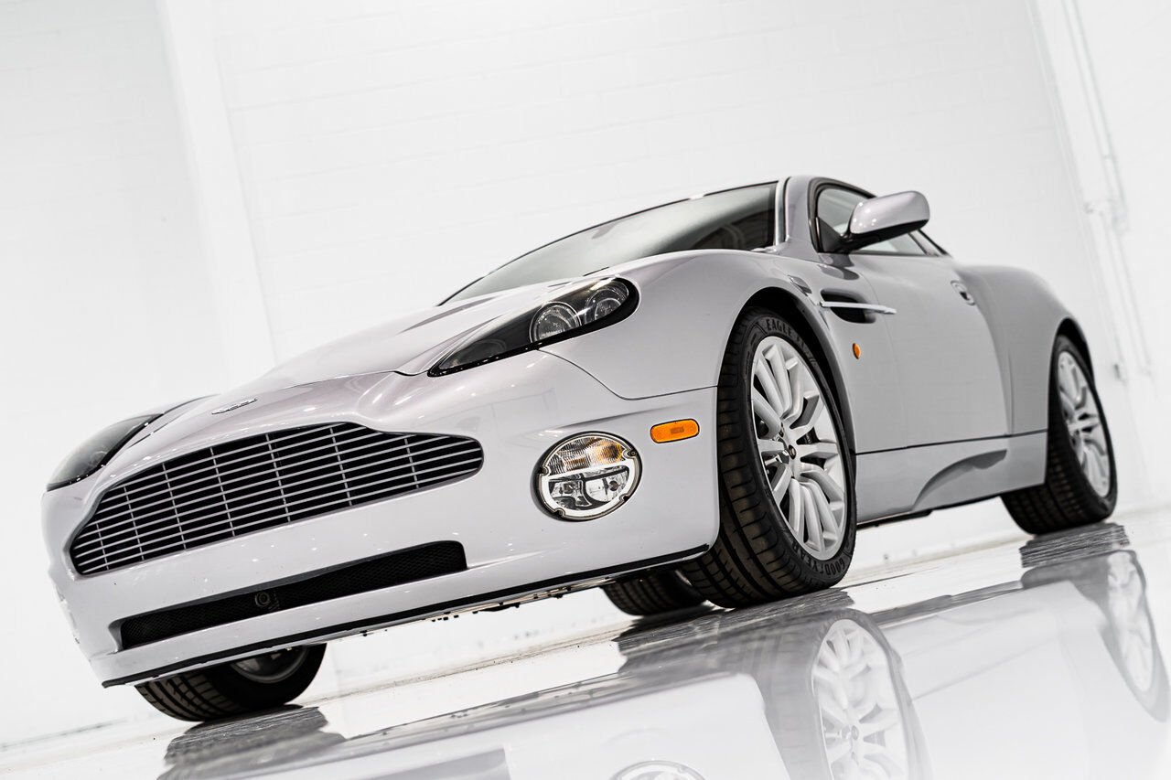 Aston Martin Vanquish PRIX EN USD | ORIGINAL MSRP OF $225,000 USD - FACTORY UPGRADE TO VANQUISH S TRANSMISSION 2003 Gris Montréal - photo #49