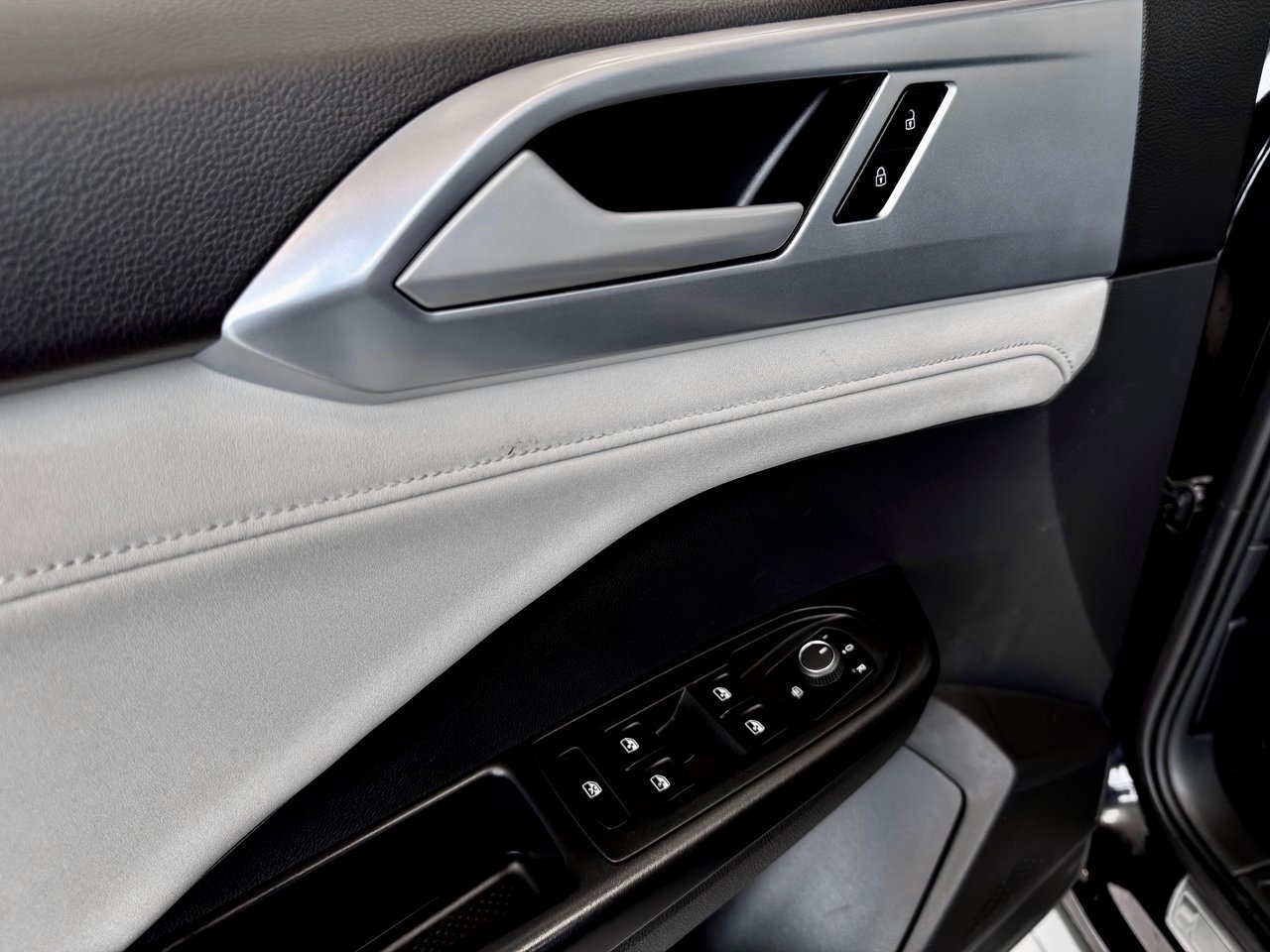 2025 Volkswagen Taos Silver Notre-Dame-des-Prairies - photo #30