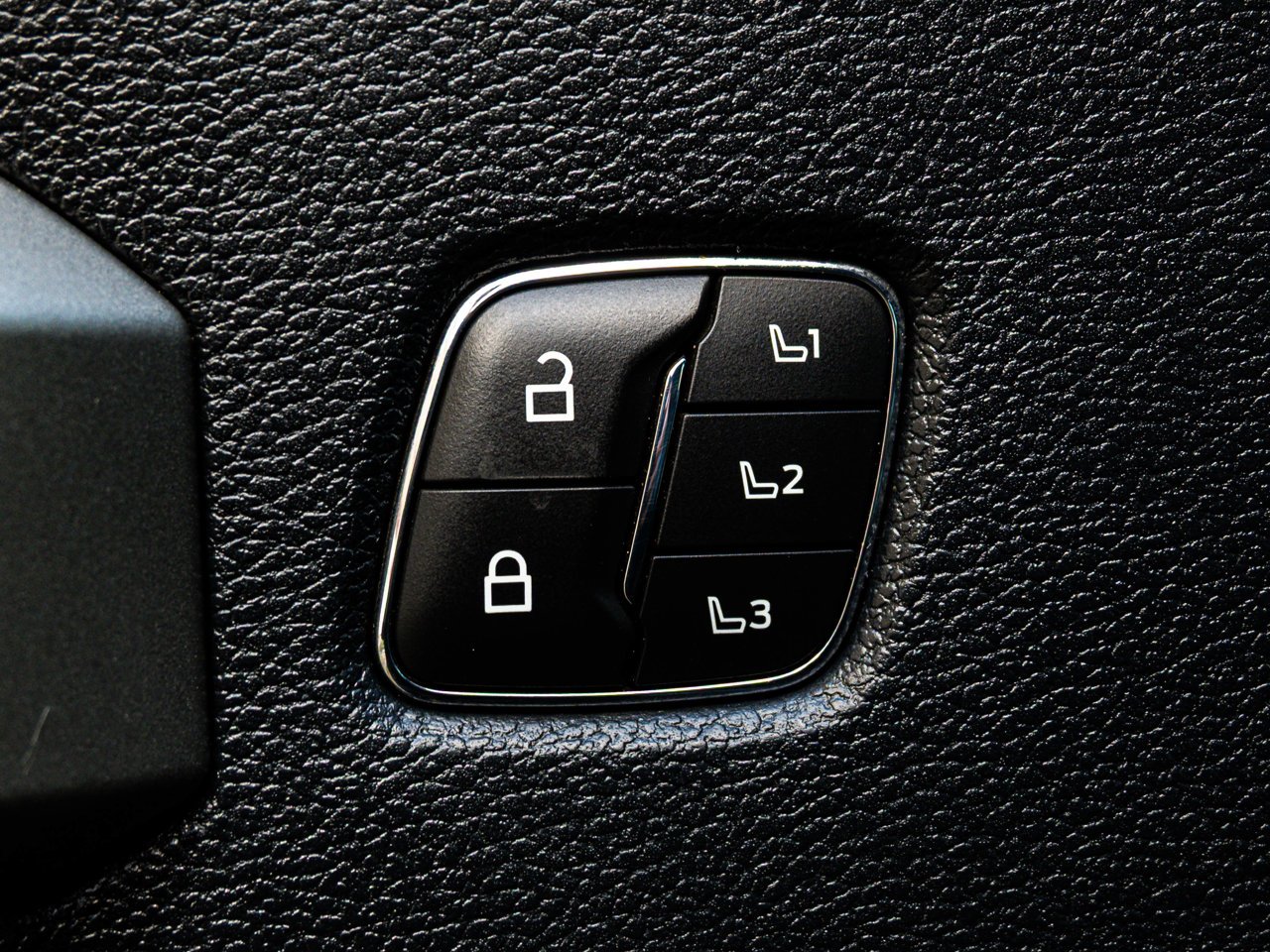 2022 Ford Super Duty F-350 SRW LARIAT 4WD Crew Cab 6.75' Box Black Sherwood Park - photo #19