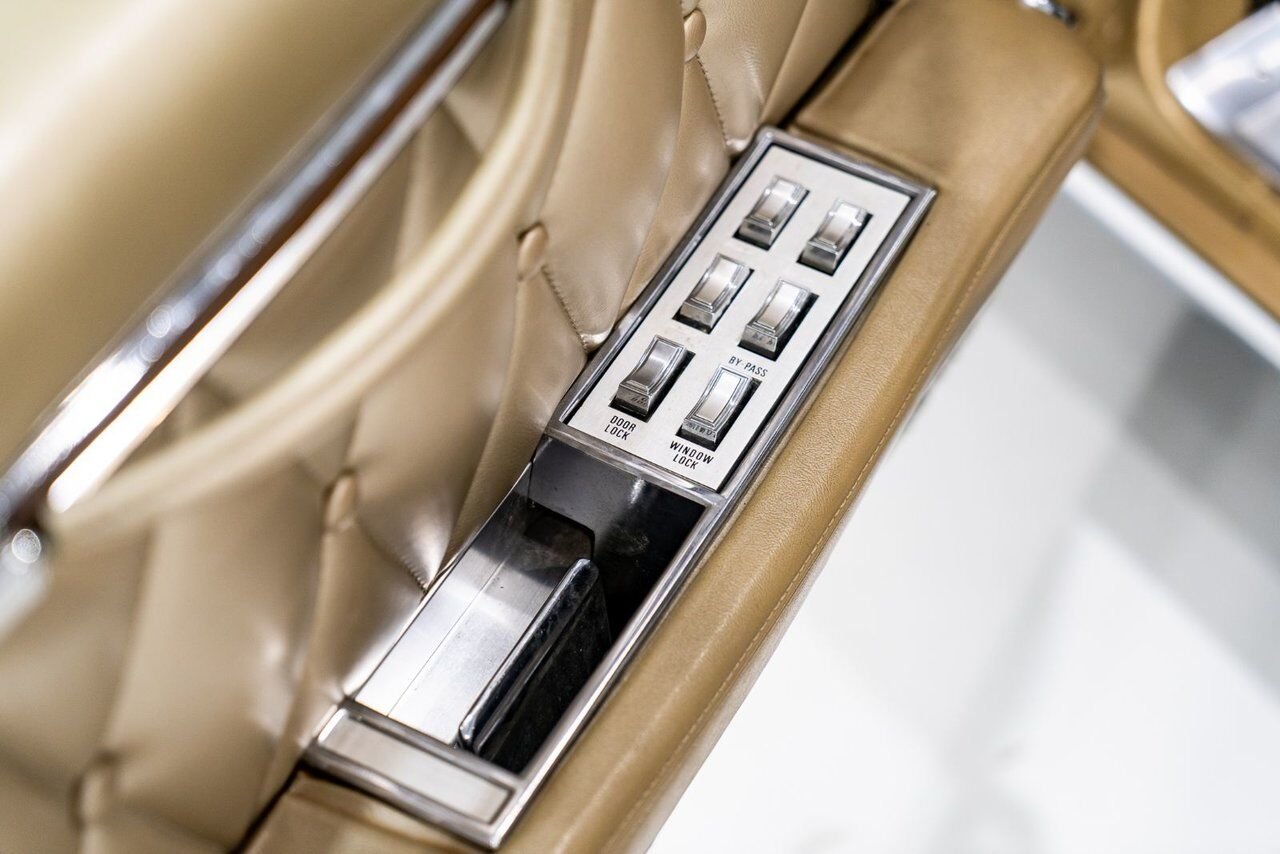 Lincoln Continental Only 687 miles from new. Unrestored example **PRICE IN USD** 1969 Or Montréal - photo #51
