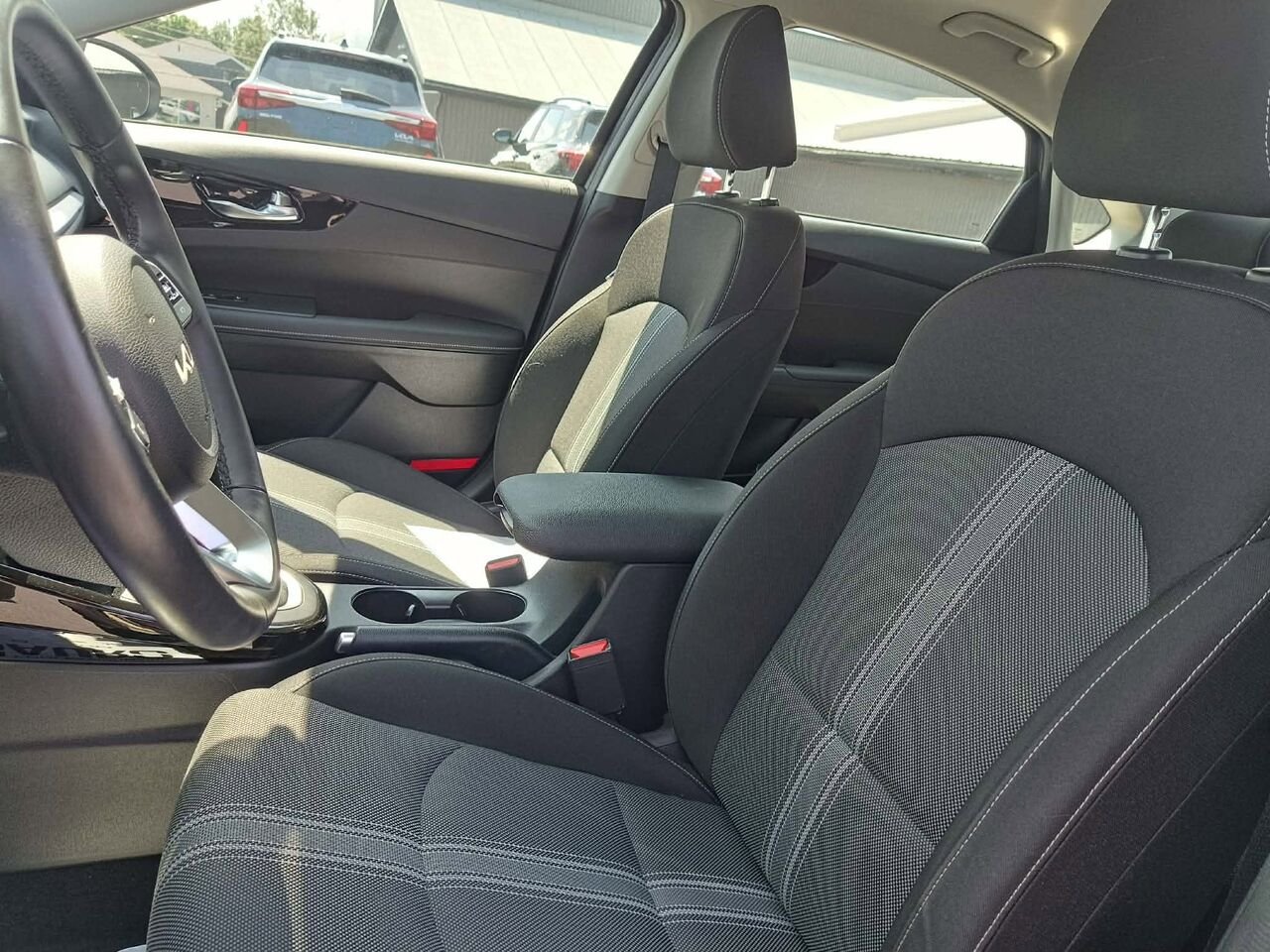Kia Forte 2024 Gris Lac Mégantic - photo #8
