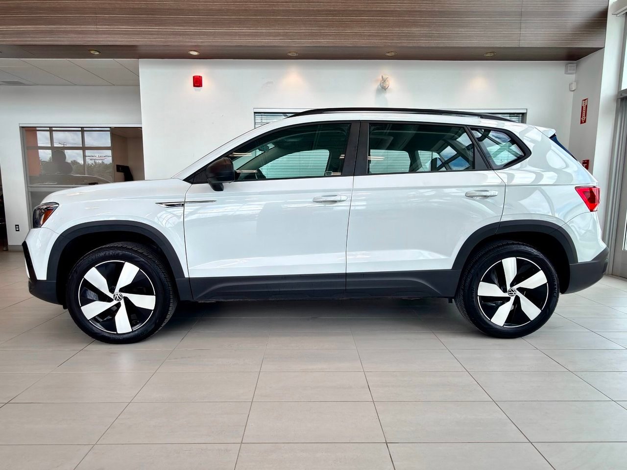 2024 Volkswagen Taos White Notre-Dame-des-Prairies - photo #8