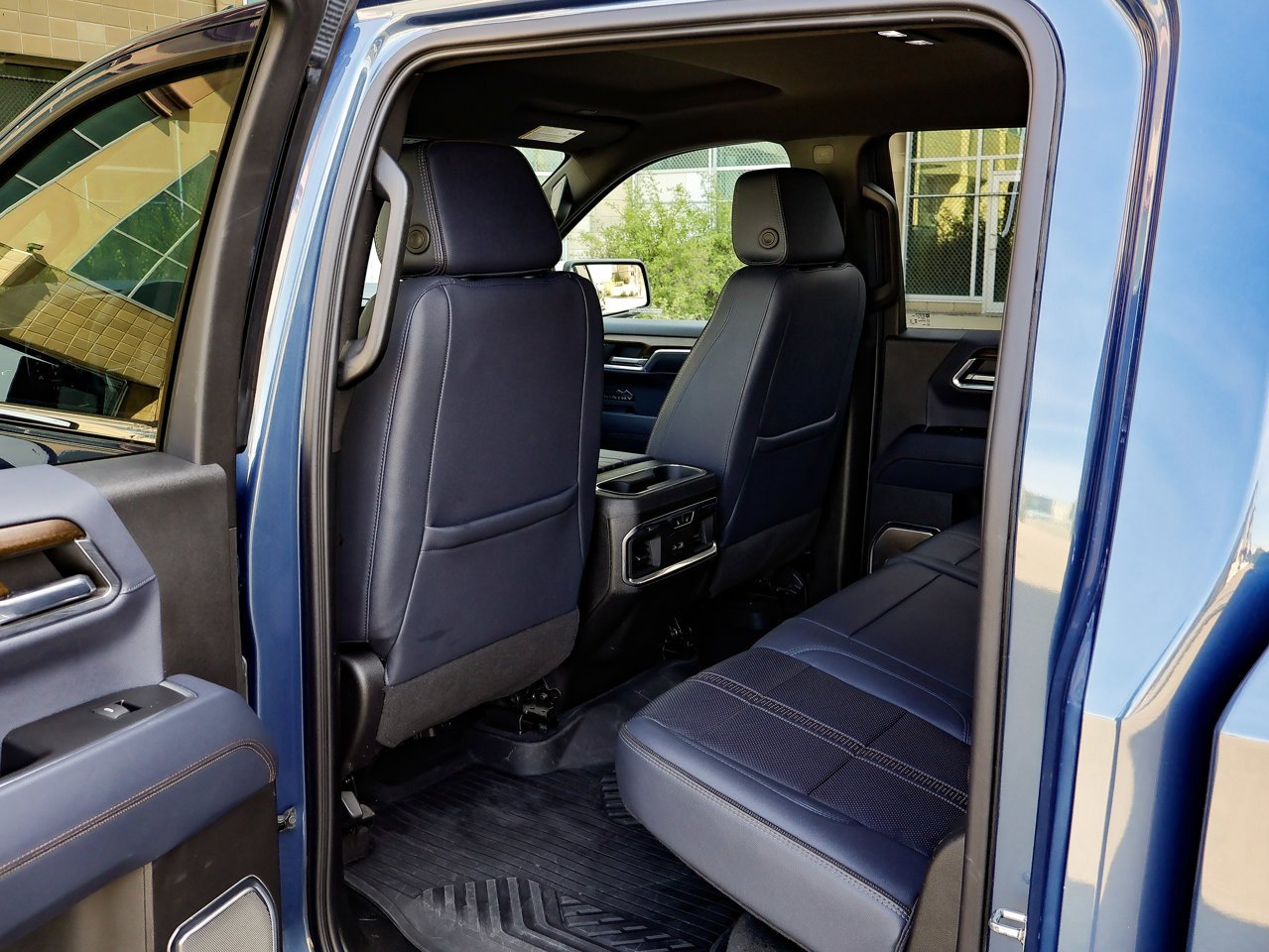 2024 Chevrolet Silverado 1500 4WD Crew Cab 147 High Country Blue Sherwood Park - photo #27