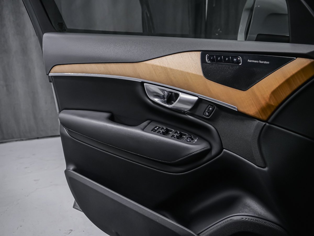 Volvo XC90 Plus Bright Theme 2024 Gris Montréal - photo #6