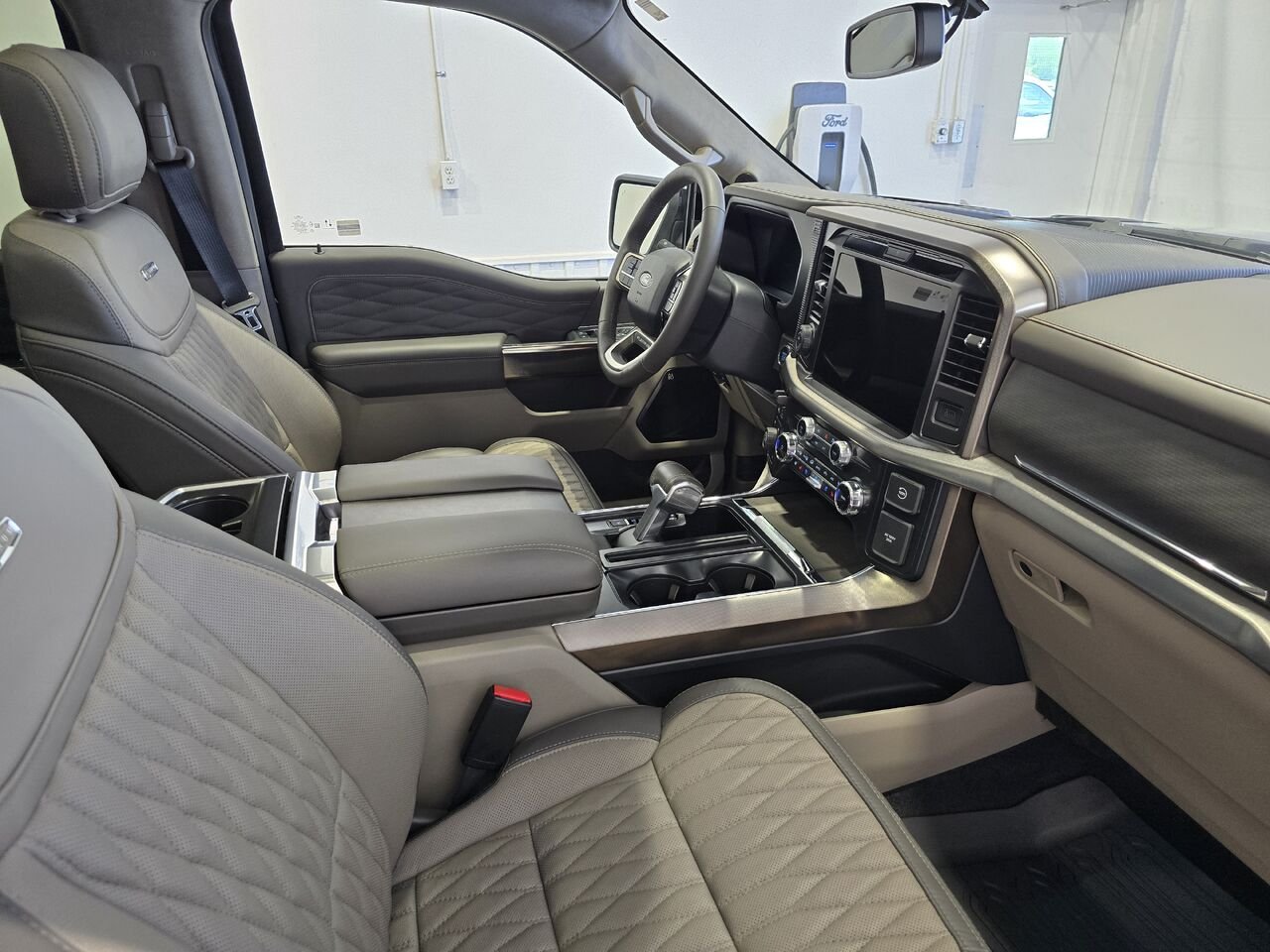 Ford F-150 PLATINUM SUPERCREW 4RM CAISSE DE 5,5 PI 2026 Noir agate métallisé Châteauguay - photo #9