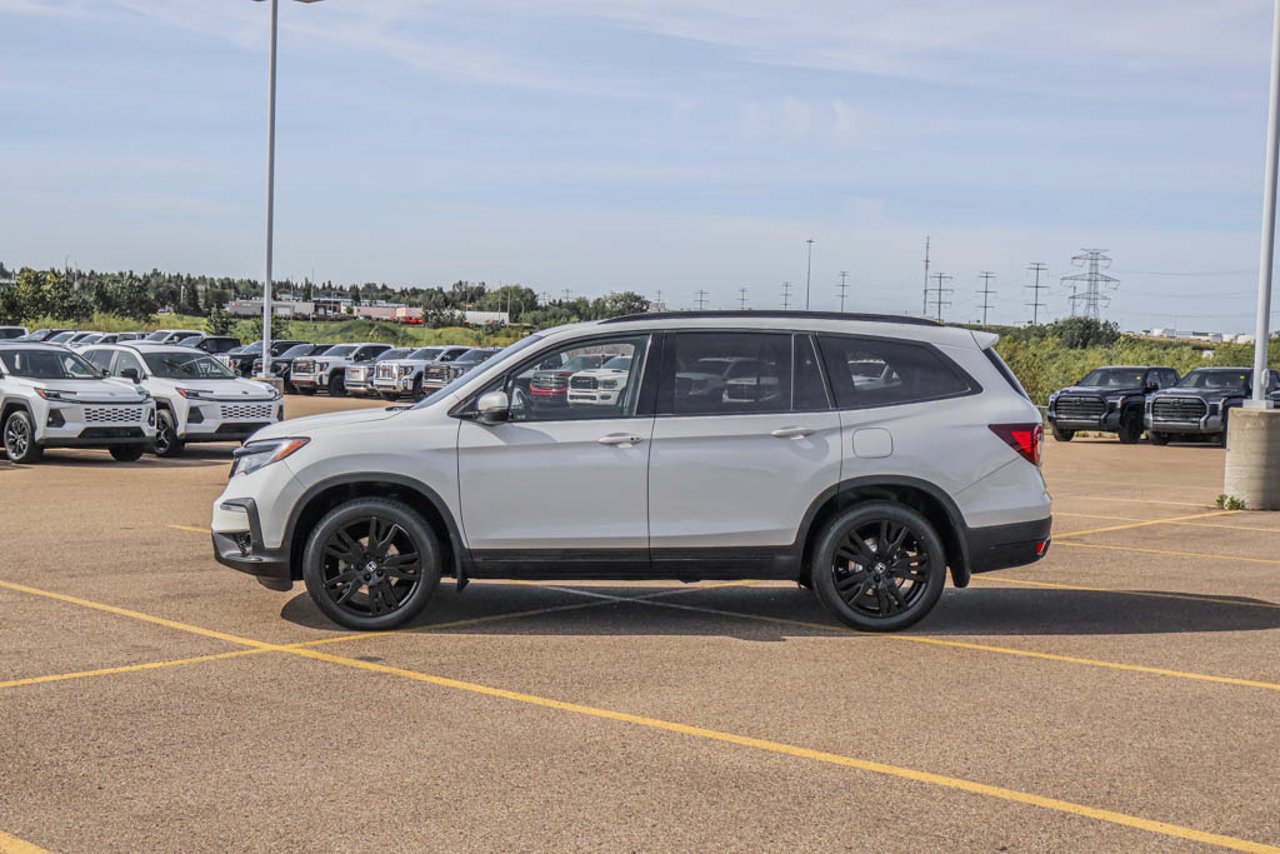 2022 Honda Pilot Black Edition AWD White Sherwood Park - photo #4