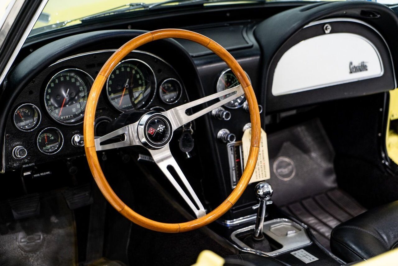 Chevrolet Corvette Matching# 427/425HP IP Code **PRICE IN USD** 1966 Jaune Montréal - photo #71