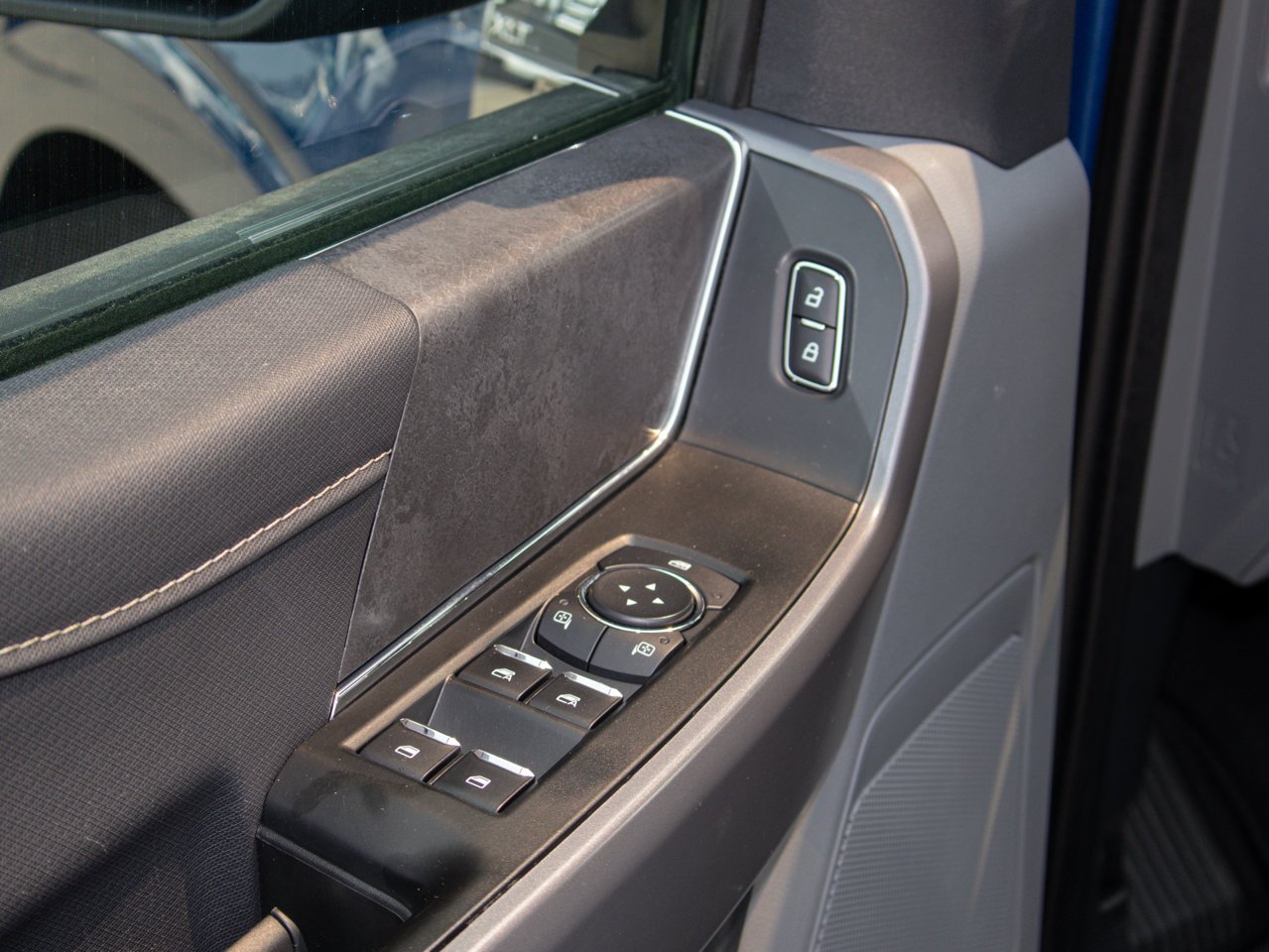 2025 Ford F-150 XLT 4WD SuperCrew 5.5' Box Blue Sherwood Park - photo #19
