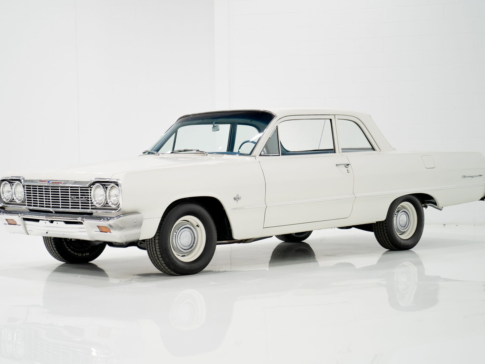 1964 Chevrolet Biscayne Matching 409 / 425HP Transmission 4 Vitesse Complètement Entièrement restauré **PRIX EN USD** White Montreal - photo #0