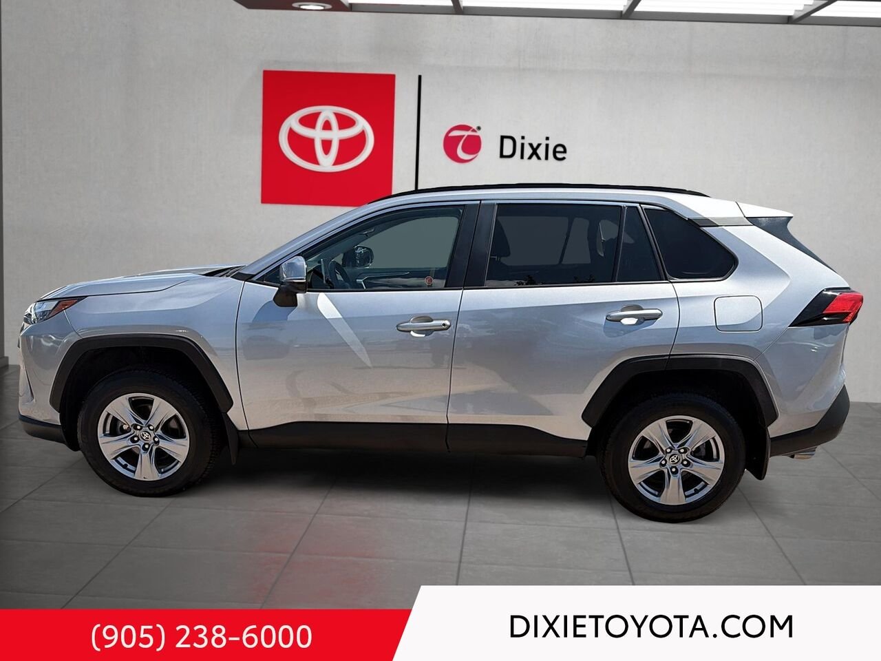 2024 Toyota RAV4 XLE AWD / HEATED SEATS / MOONROOF / ALLOY WHEELS / CARPLAY AND ANDROID AUTO Silver Mississauga - photo #5