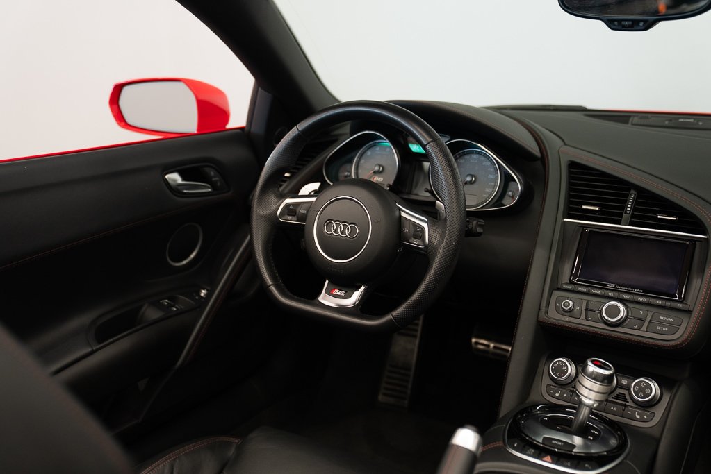 2015 Audi R8 V8 Spyder \ LOW KM Red Kirkland - photo #19