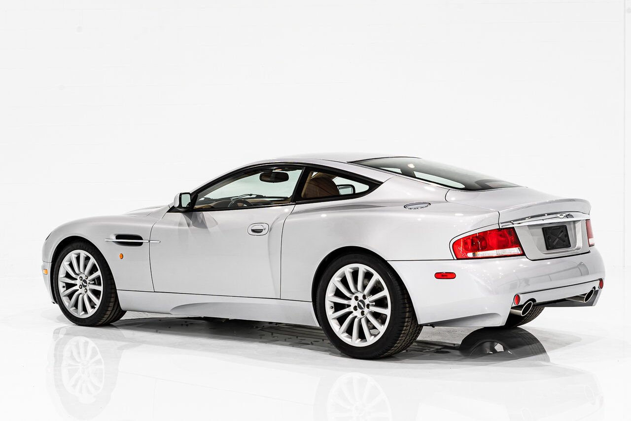 Aston Martin Vanquish PRIX EN USD | ORIGINAL MSRP OF $225,000 USD - FACTORY UPGRADE TO VANQUISH S TRANSMISSION 2003 Gris Montréal - photo #2