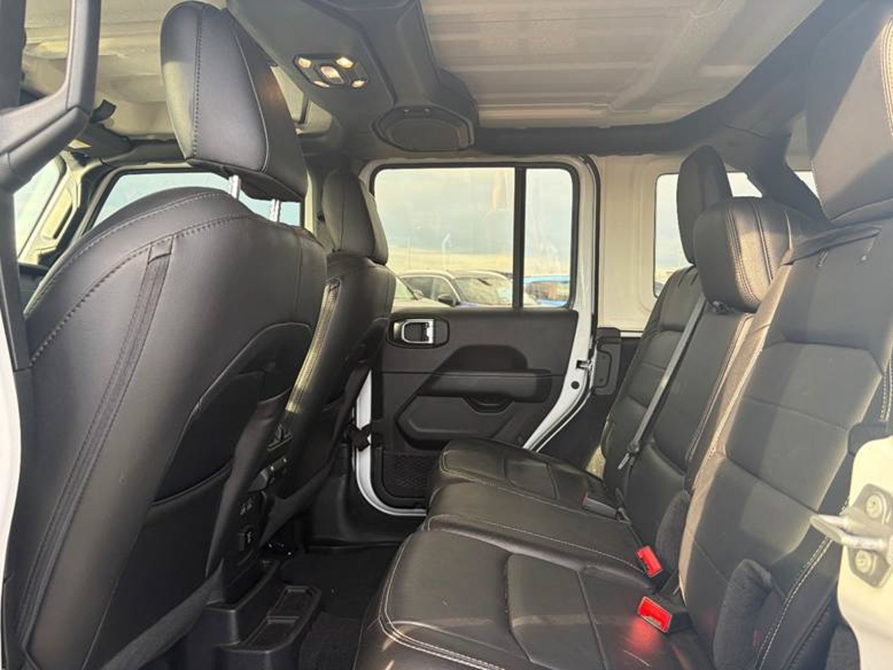 2021 Jeep Wrangler Unlimited Sahara 4x4 White Sherwood Park - photo #5