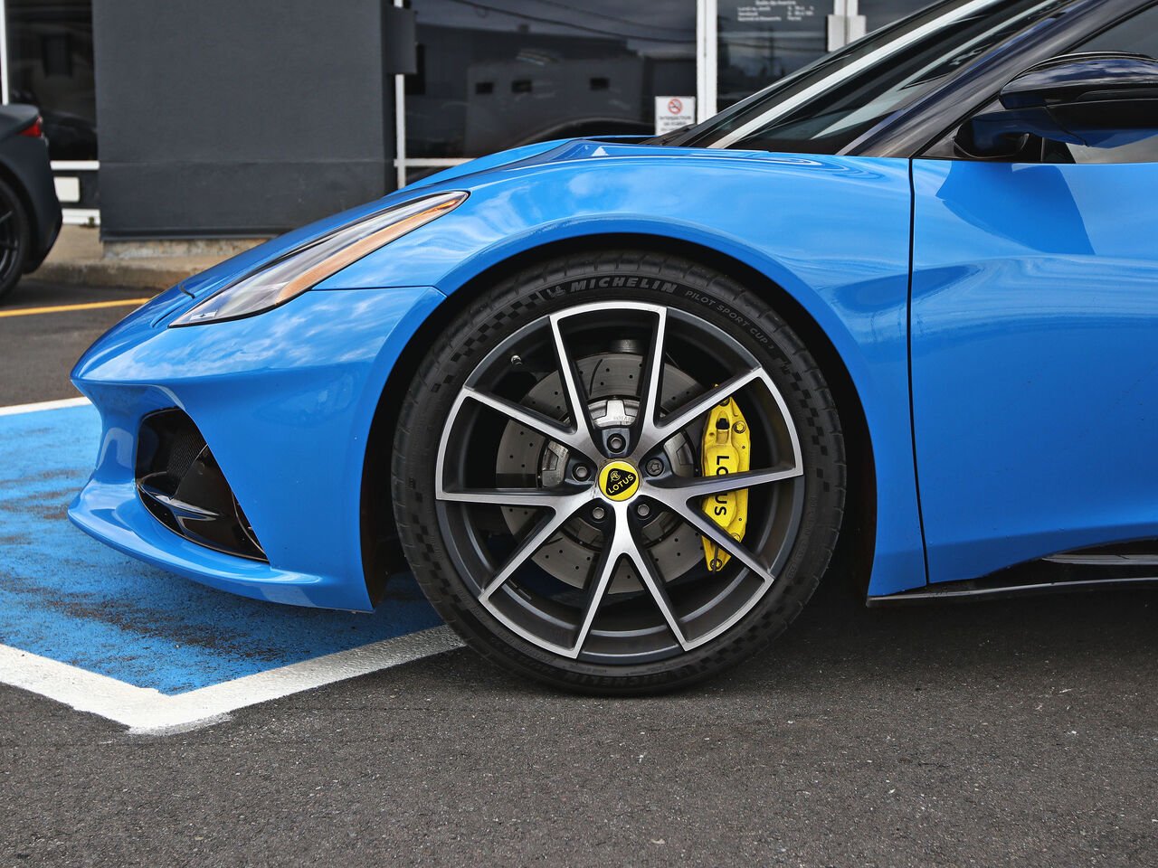 2024 Lotus Emira Blue Québec - photo #6