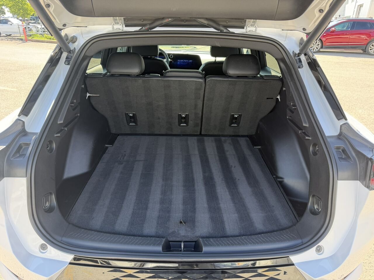 2025 Chevrolet Equinox EV 2RS AWD TOIT PANORAMIQUE White Laval - photo #11