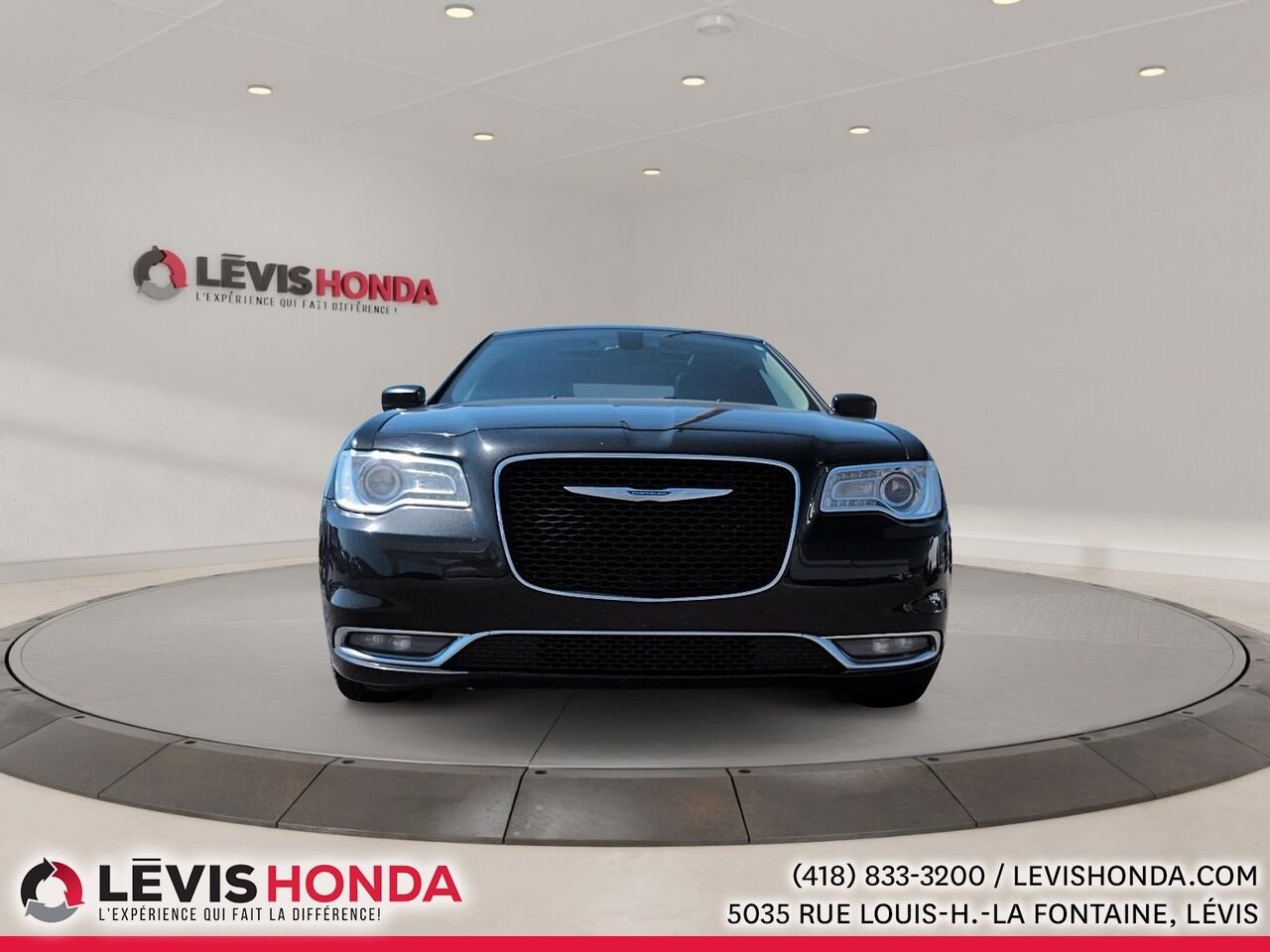 Chrysler 300 Touring Berline 4 portes tourisme, traction arrière 2015 Noir Lévis - photo #2