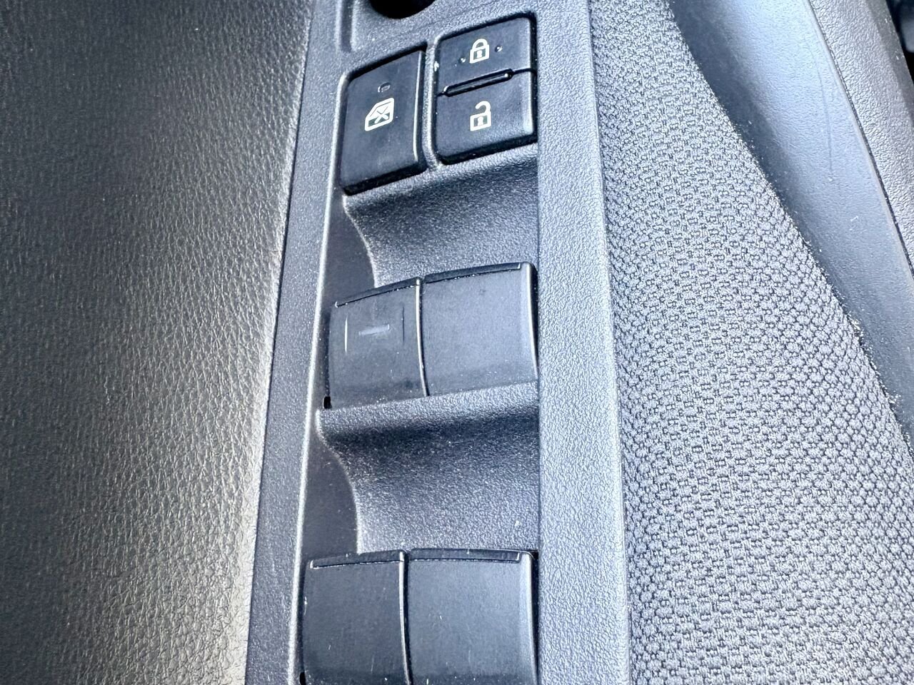 2024 Toyota COROLLA Blue Mont-Laurier - photo #17