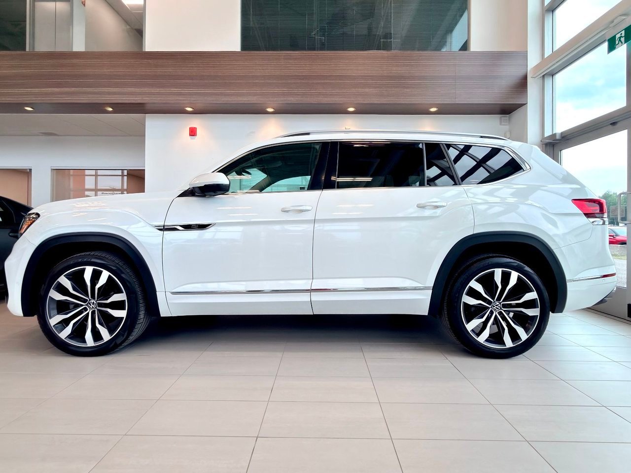 2021 Volkswagen Atlas White Notre-Dame-des-Prairies - photo #8