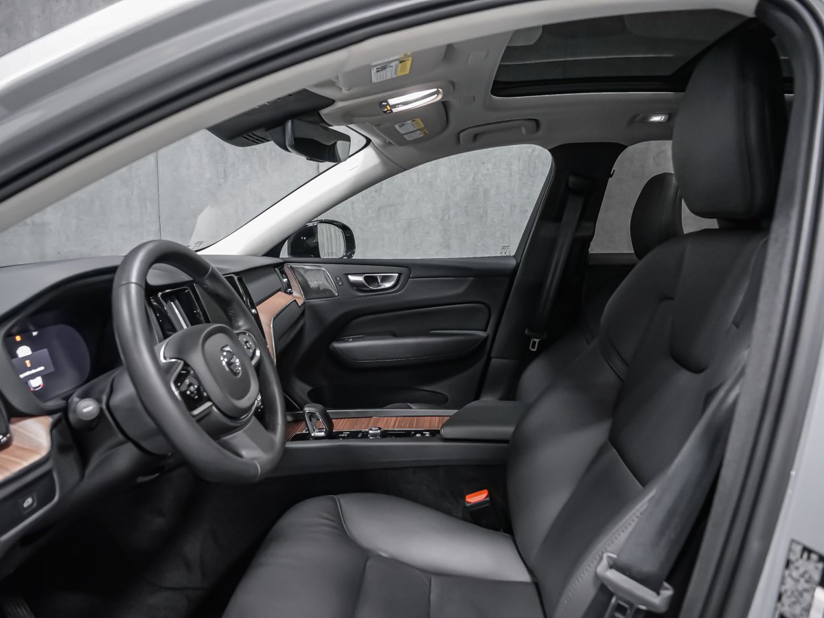 Volvo XC60 B5 PLUS DARK 2024 Gris Montréal - photo #12