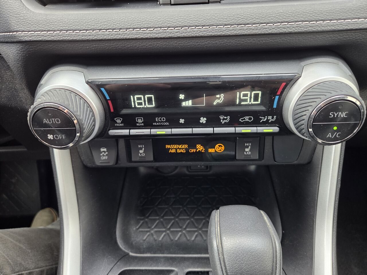 2022 Toyota RAV4 White Mont-Laurier - photo #16