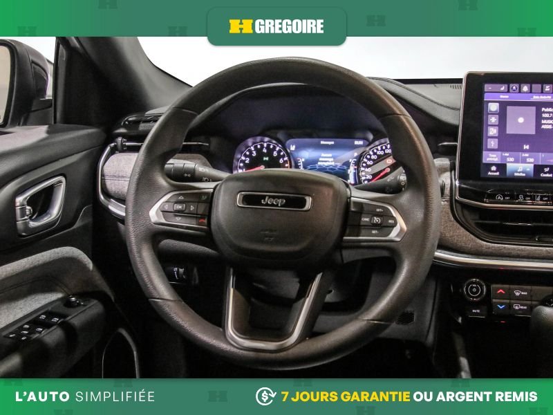 2023 Jeep Compass White Saint-Eustache - photo #17
