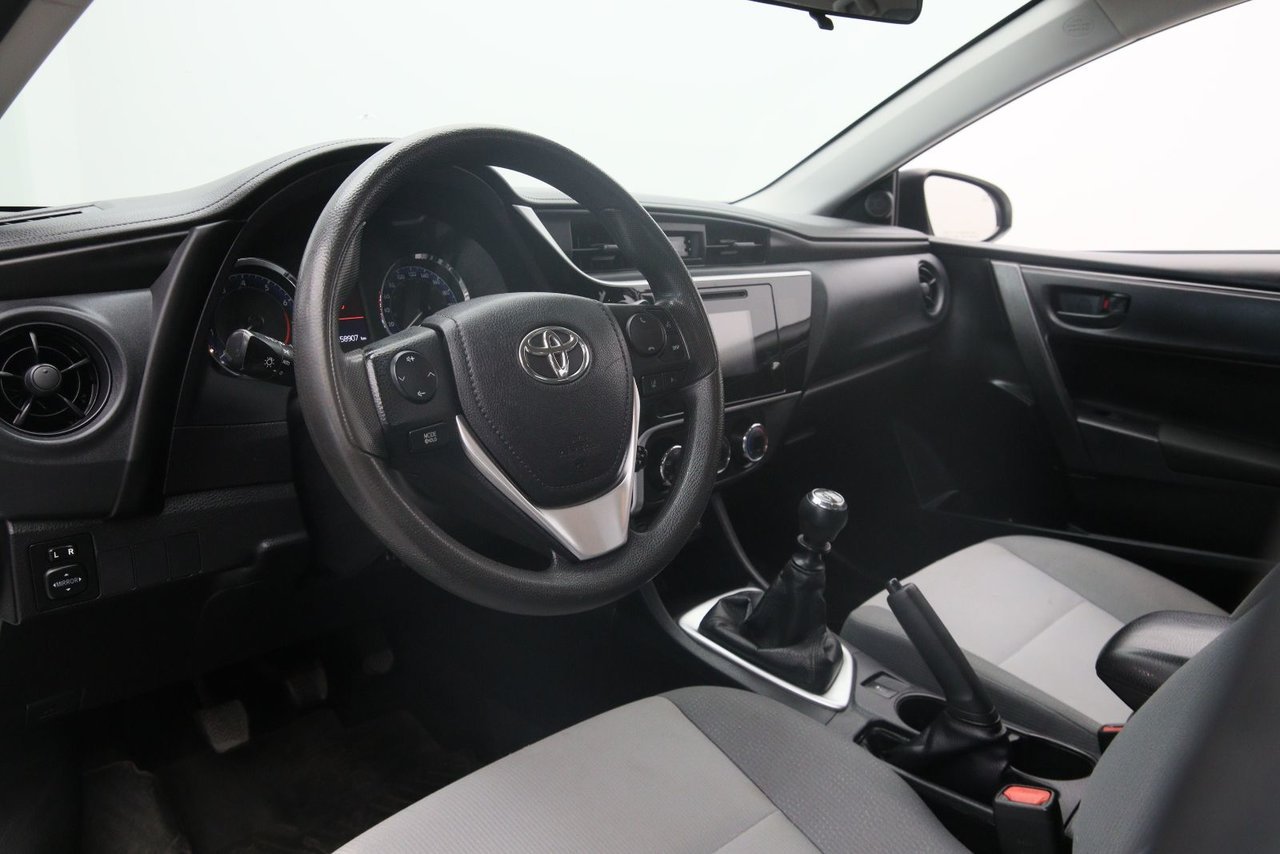 2018 Toyota Corolla VIN 2T1BURHE5JC086477 White Chicoutimi - photo #6