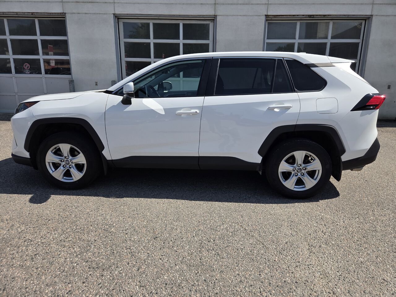 2023 Toyota RAV4 White Mont-Laurier - photo #8