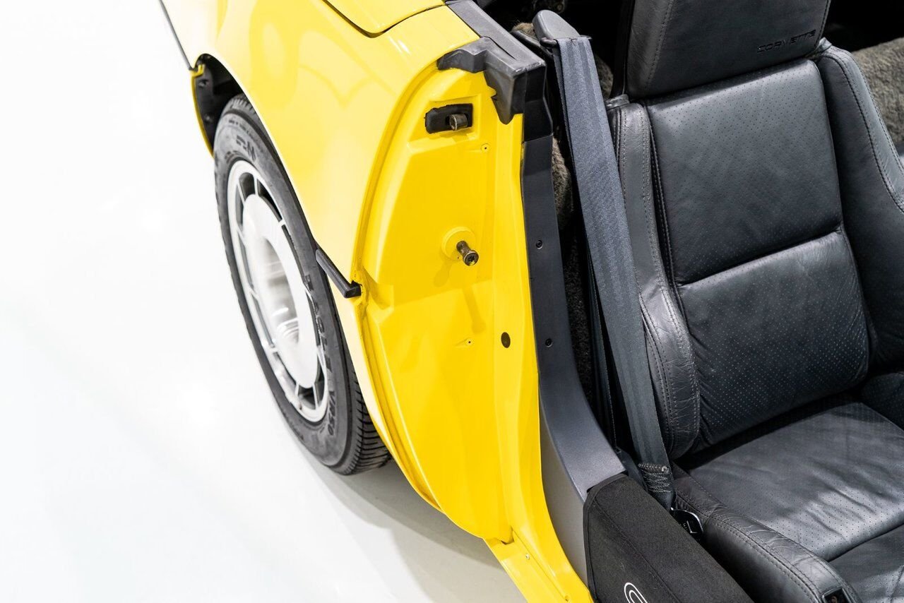 Chevrolet Corvette Pace Car livery with only 17,380km (10,800miles) 1986 Jaune Montréal - photo #101