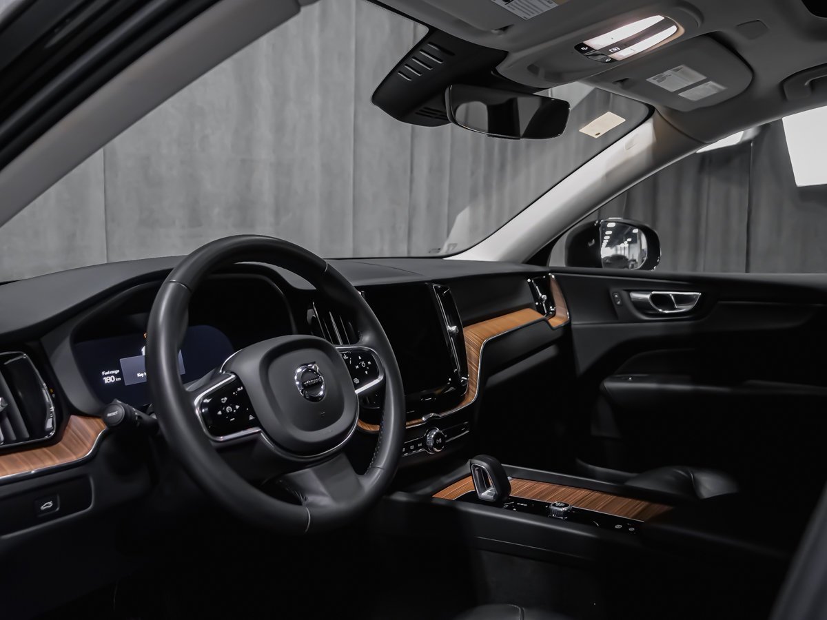 Volvo XC60 PLUS DARK THEME 2023 Noir Montréal - photo #5